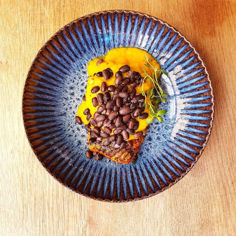 Grillowana ryba, sos mango, czarna fasola Grillowana ryba, sos mango, czarna fasola
