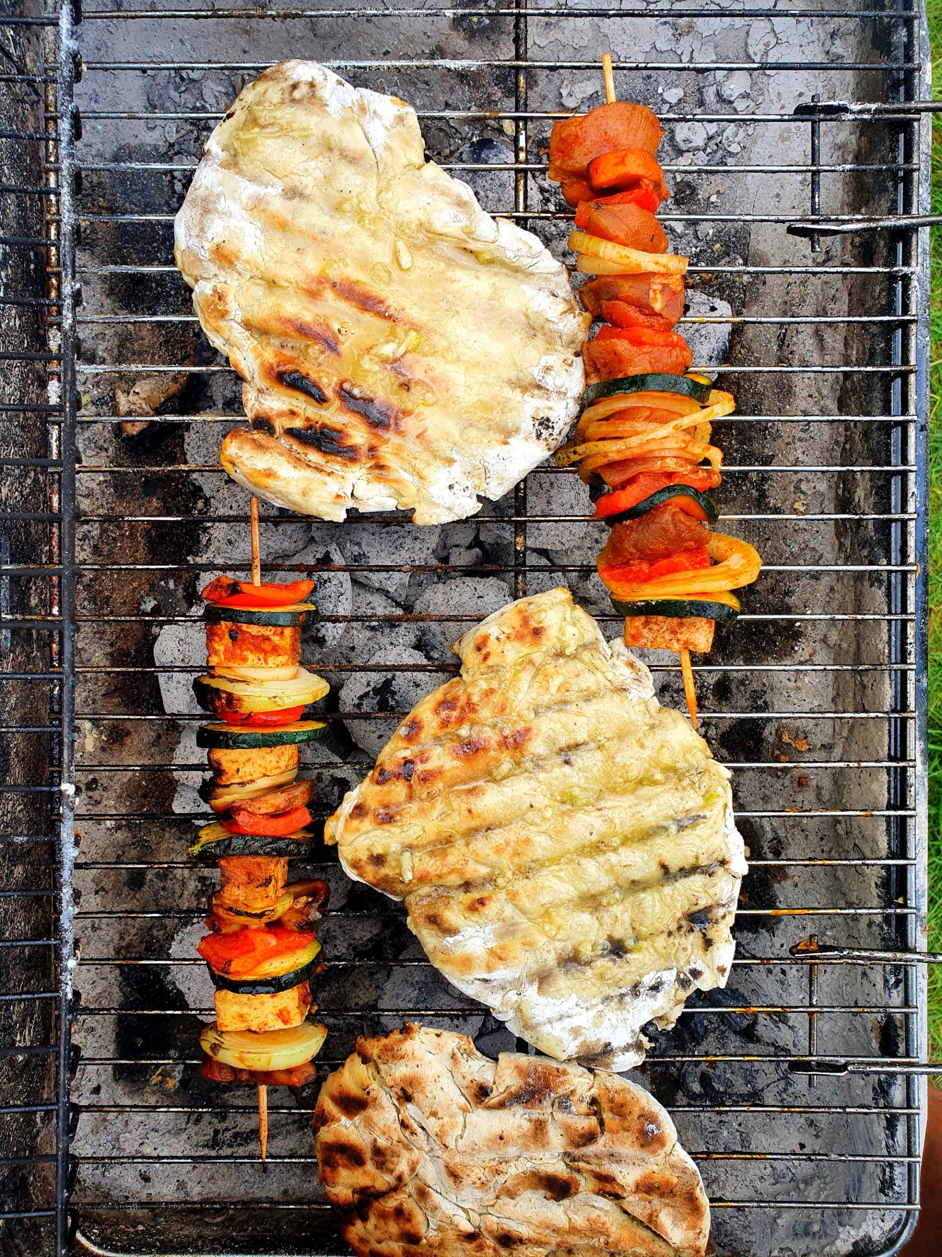 Szaszłyki i chlebki na grill