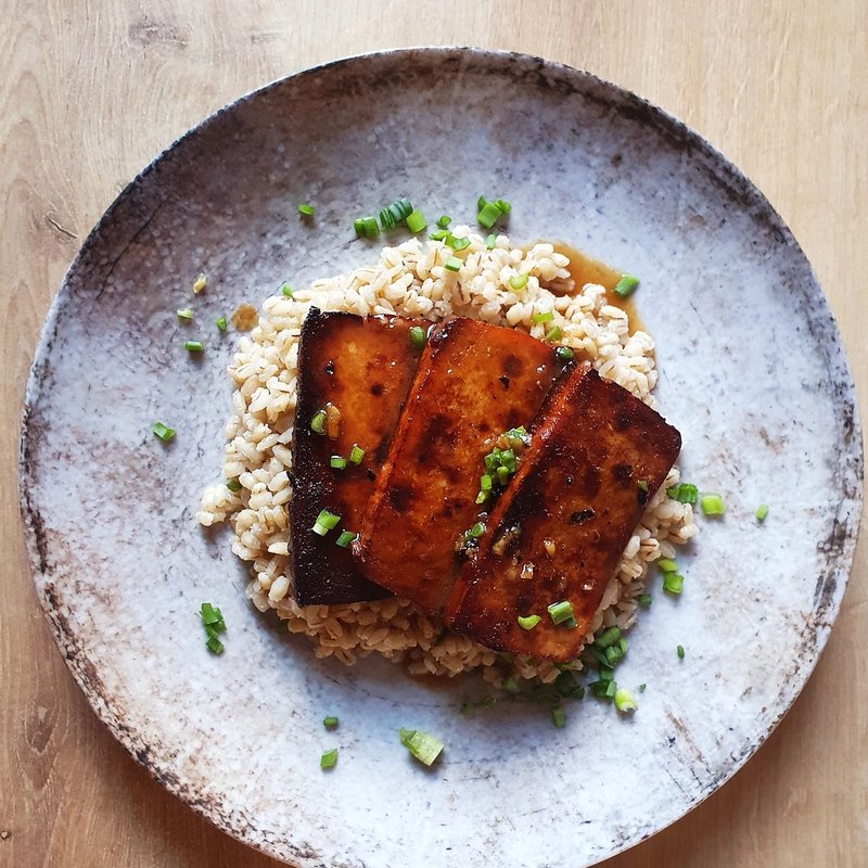 Tofu w glazurze sojowo-miodowej, z kaszą Tofu w glazurze sojowo-miodowej, z kaszą