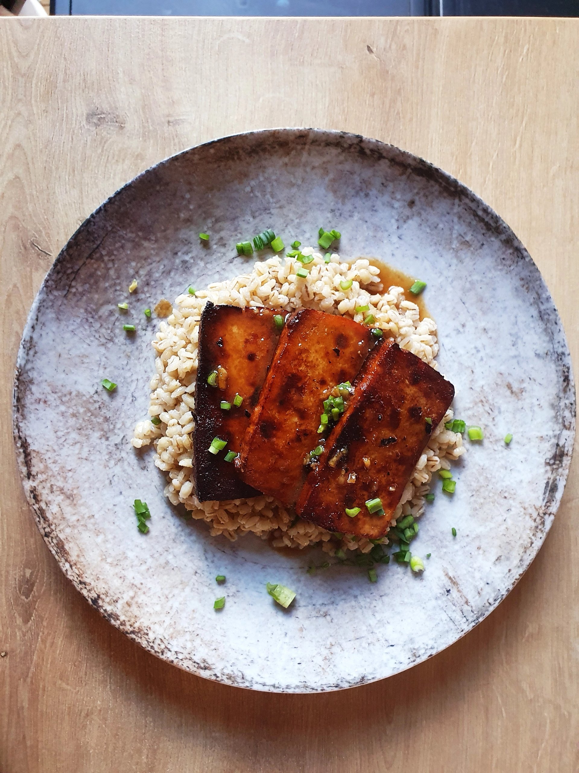 Tofu w glazurze sojowo-miodowej, z kaszą Tofu w glazurze sojowo-miodowej, z kaszą