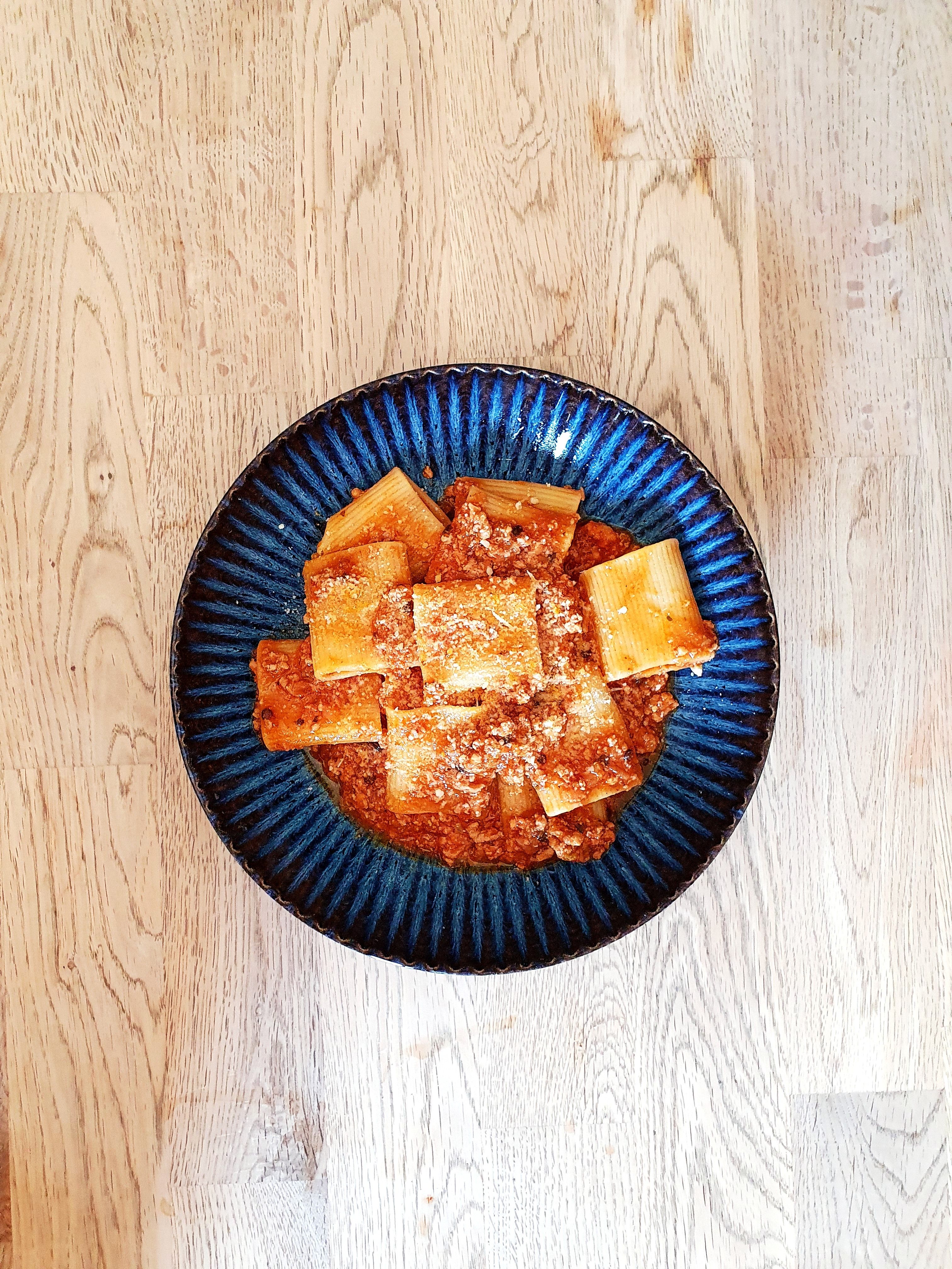 Makaron paccheri, w sosie chyba ala amatriciana