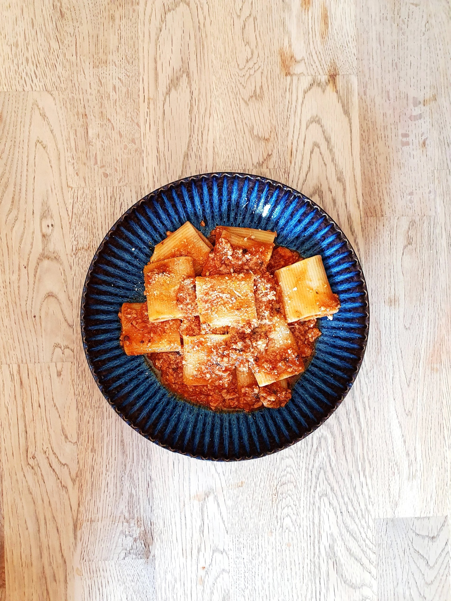 Makaron paccheri, w sosie chyba ala amatriciana