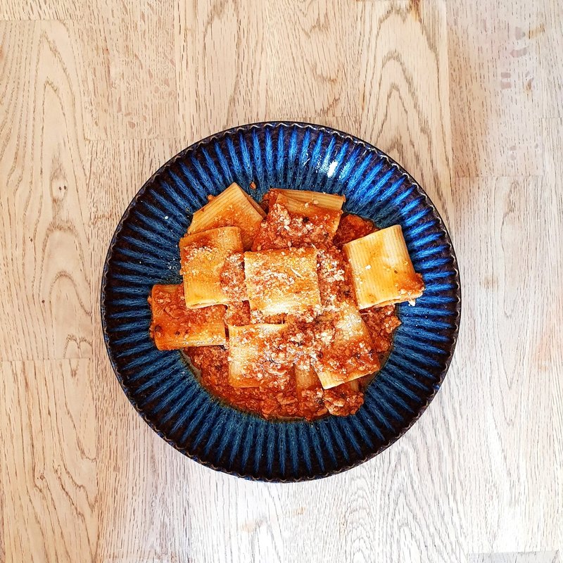 Makaron paccheri, w sosie chyba ala amatriciana Makaron paccheri, w sosie chyba ala amatriciana