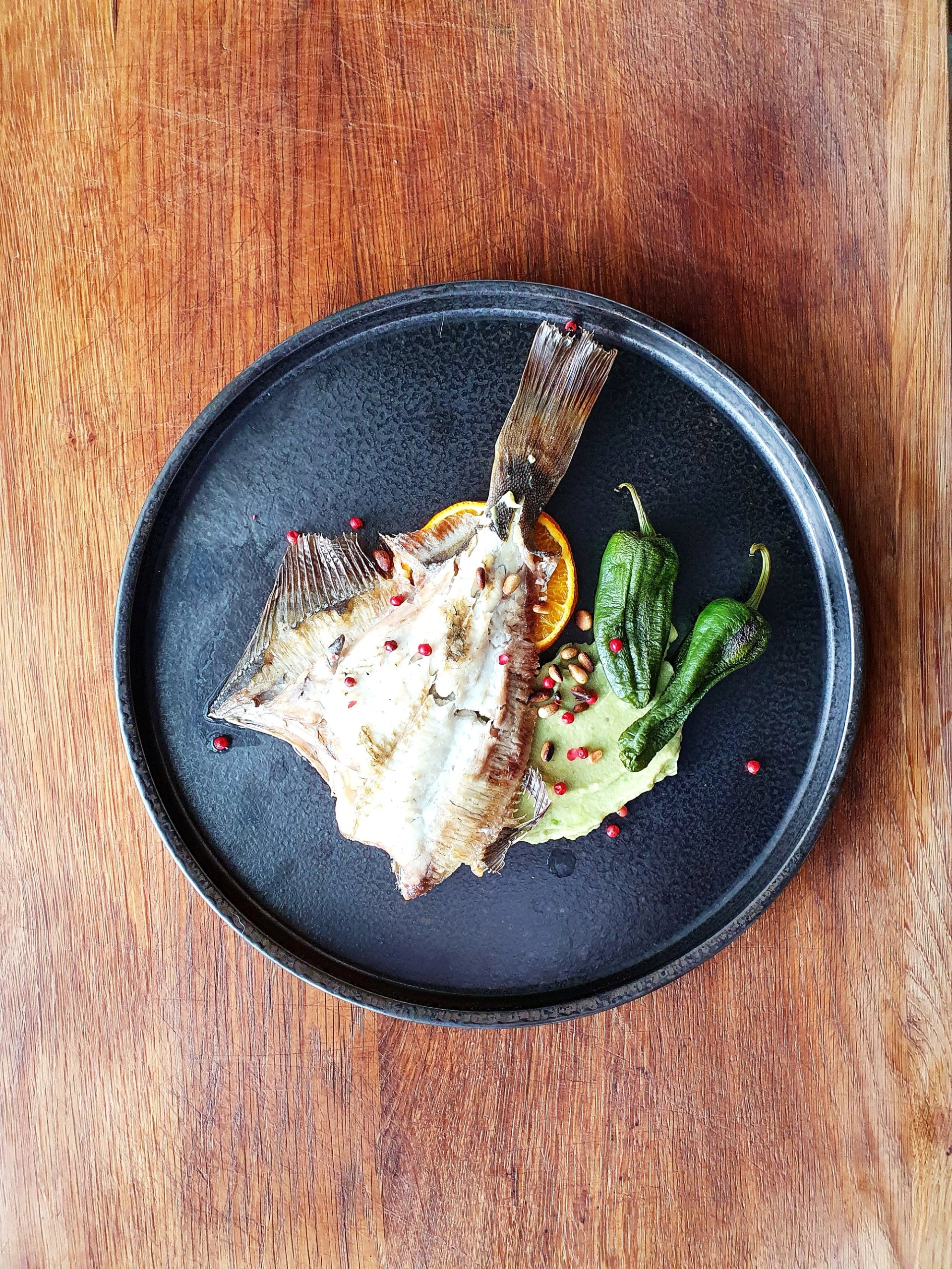 Flądra, z jalapeno i sosem z awokado Flądra, z jalapeno i sosem z awokado