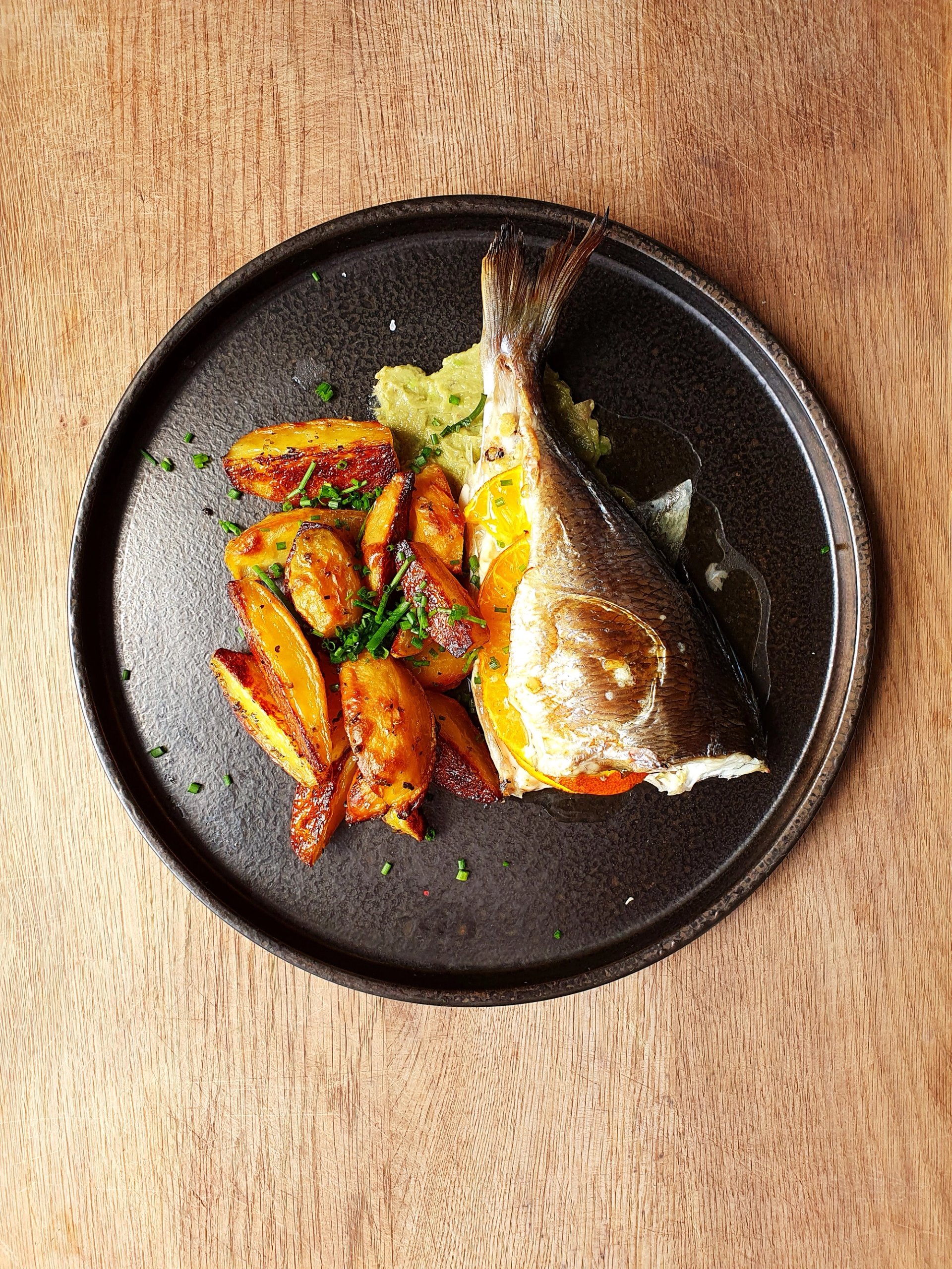 Dorada z pieczonymi ziemniakami i sosem z awokado