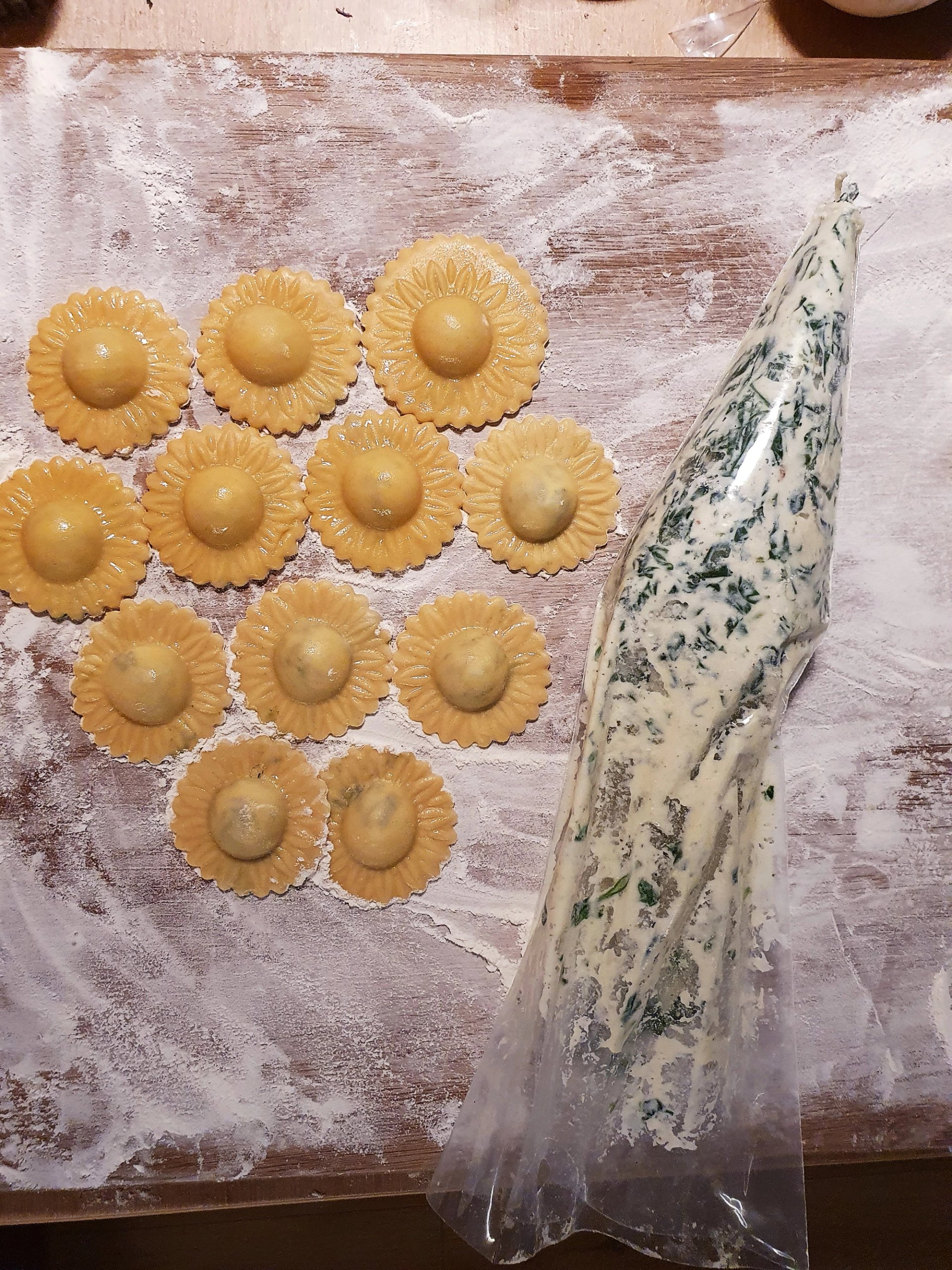 Szpinak (w liściach), ricotta ravioli o ładnym kształcie