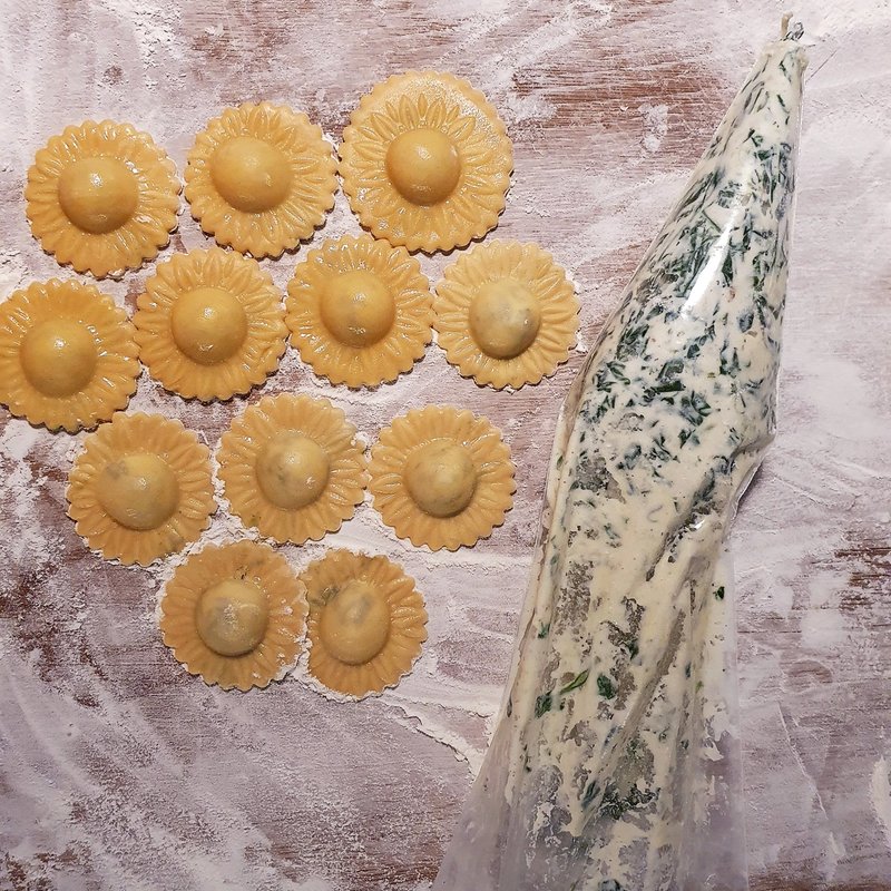 Szpinak (w liściach), ricotta ravioli o ładnym kształcie Szpinak (w liściach), ricotta ravioli o ładnym kształcie