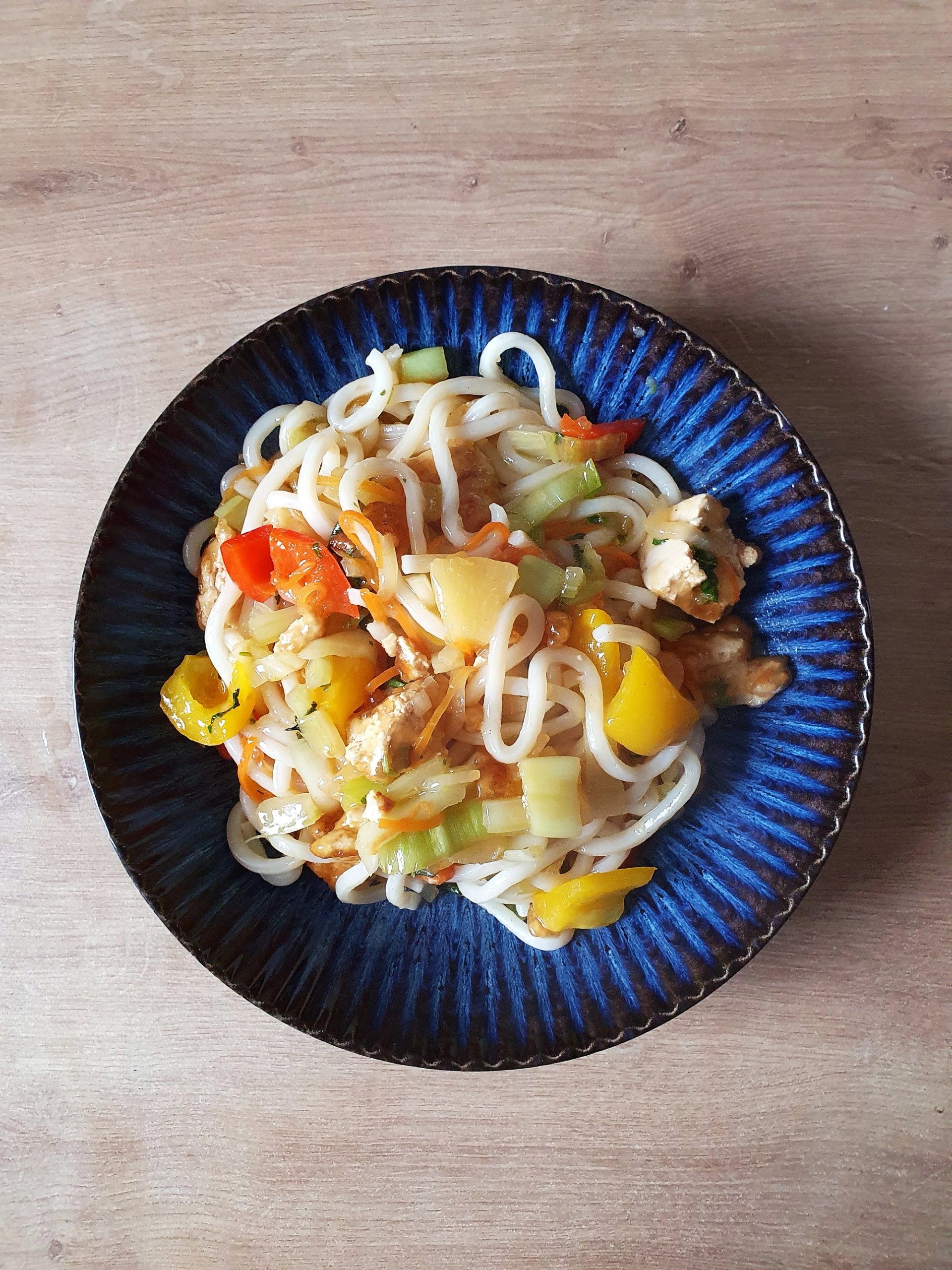 Makaron udon, na słodko i kwaśno, z ananasem