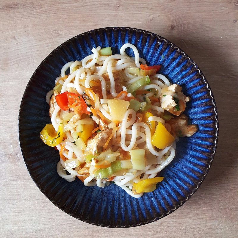 Makaron udon, na słodko i kwaśno, z ananasem Makaron udon, na słodko i kwaśno, z ananasem