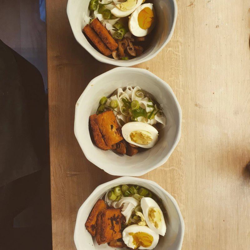 Ramen z sojowym tofu, jajkiem i porem Ramen z sojowym tofu, jajkiem i porem