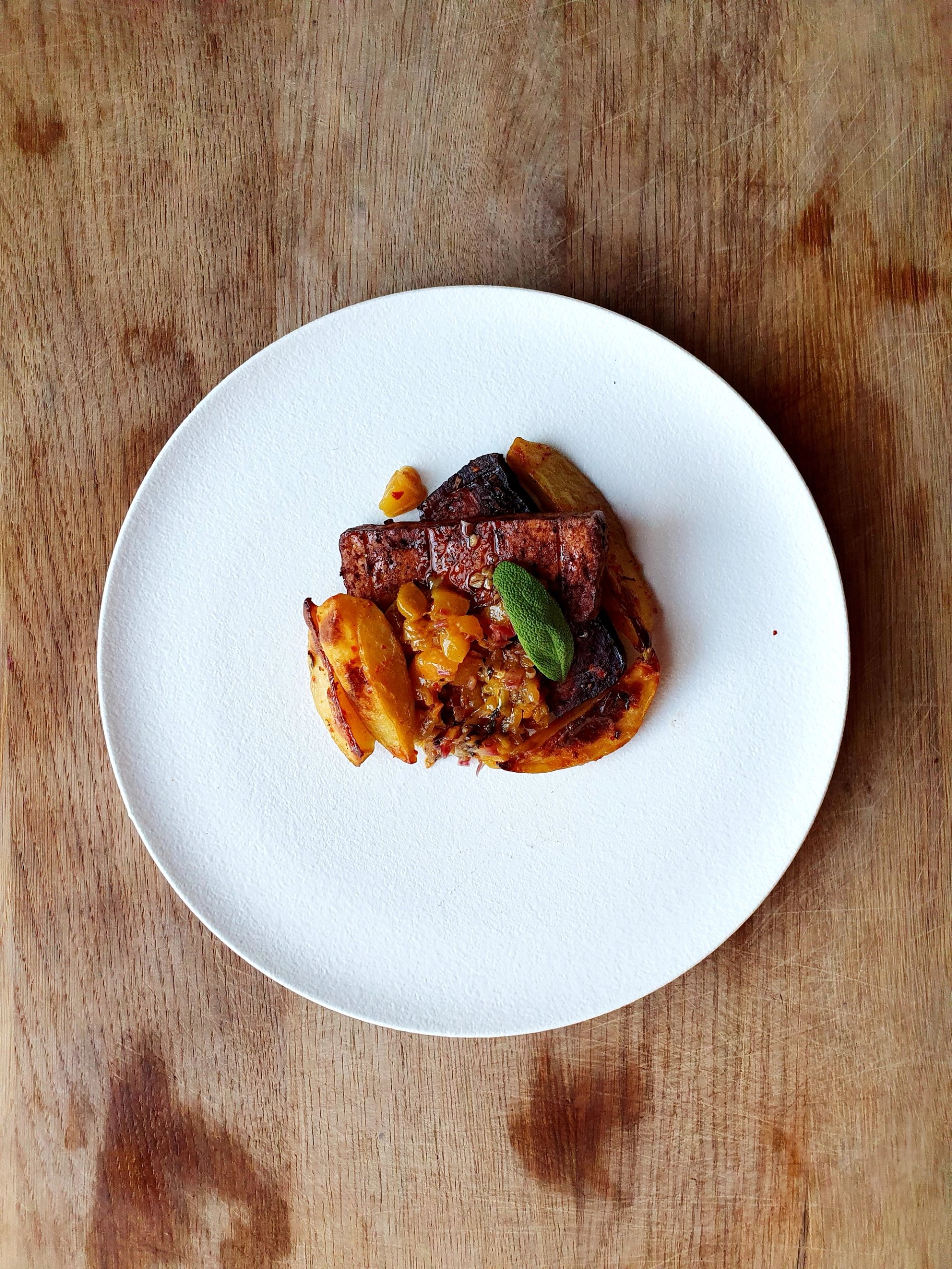 Tofu, mango chutney, pieczone ziemniaczki