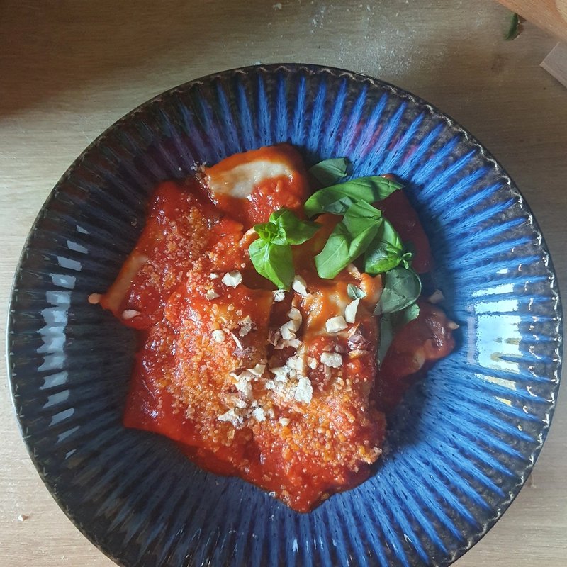 Agnolotti, w sosie pomidorowym, dobrym Agnolotti, w sosie pomidorowym, dobrym