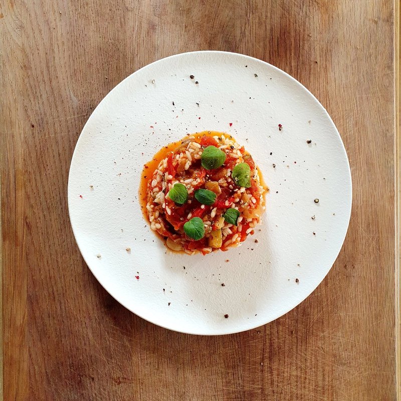 Risotto, pomidorowe, z cukinią, czosnkiem i ziołami Risotto, pomidorowe, z cukinią, czosnkiem i ziołami