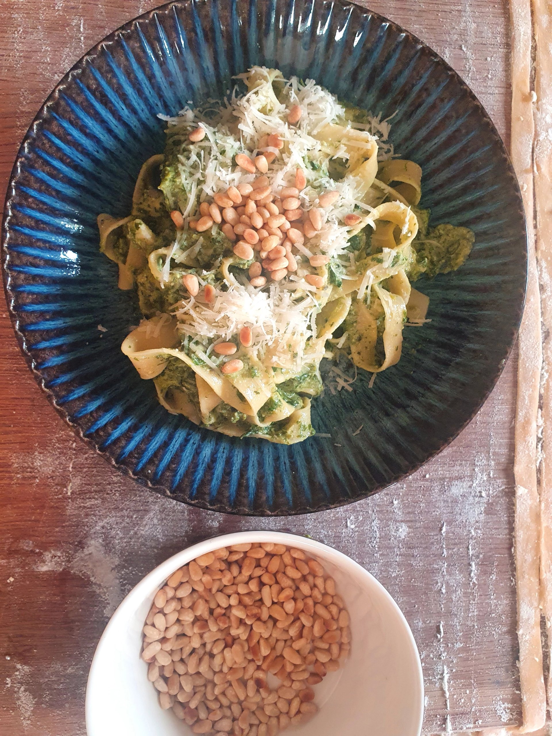 Tagliatelle, masowe, ze szpinakiem i ricottą i orzeszkami pinii