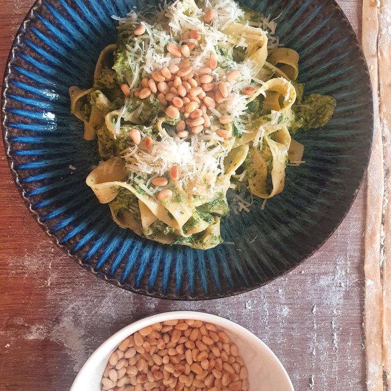Tagliatelle, masowe, ze szpinakiem i ricottą i orzeszkami pinii Tagliatelle, masowe, ze szpinakiem i ricottą i orzeszkami pinii
