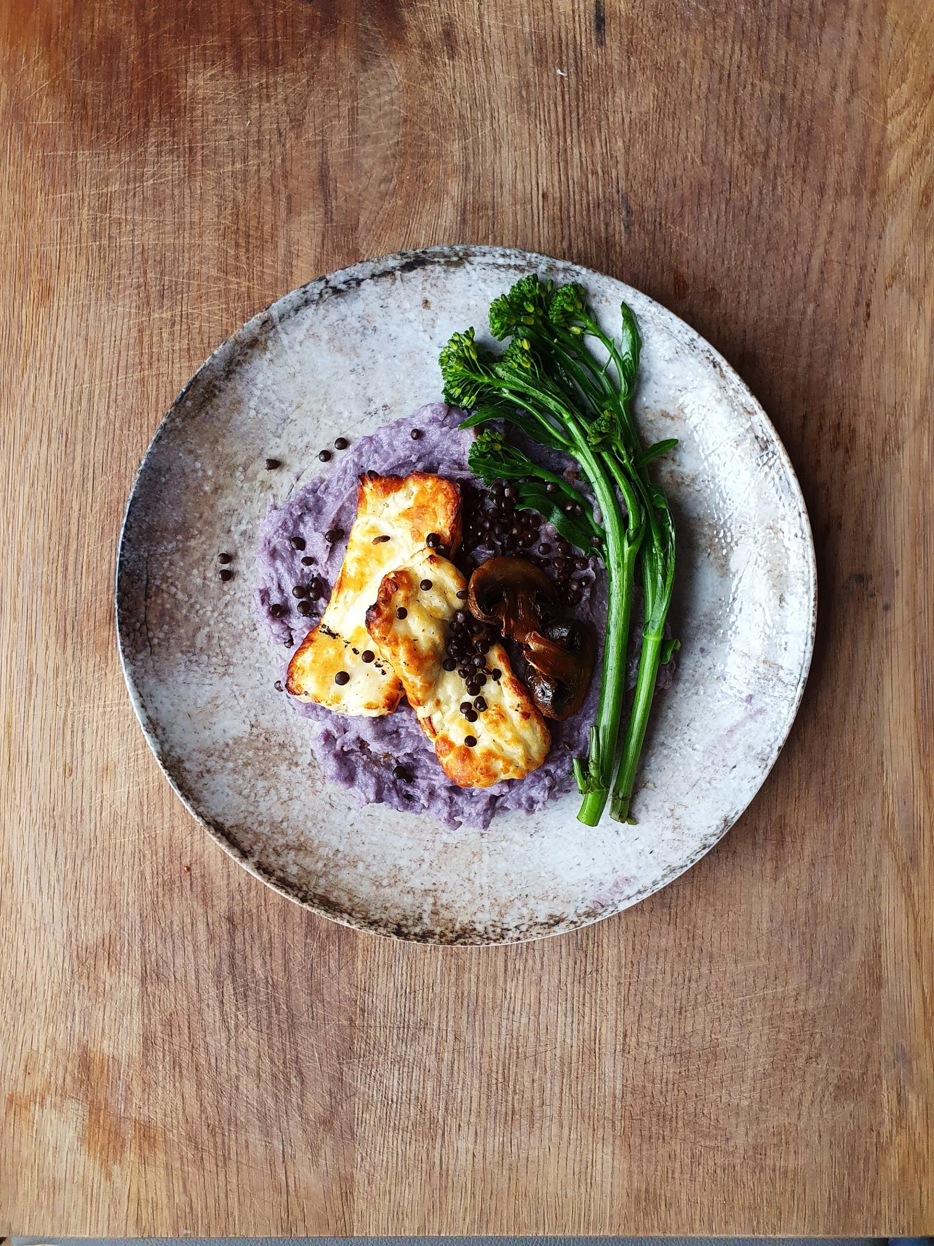 Halloumi na fioletowym puree