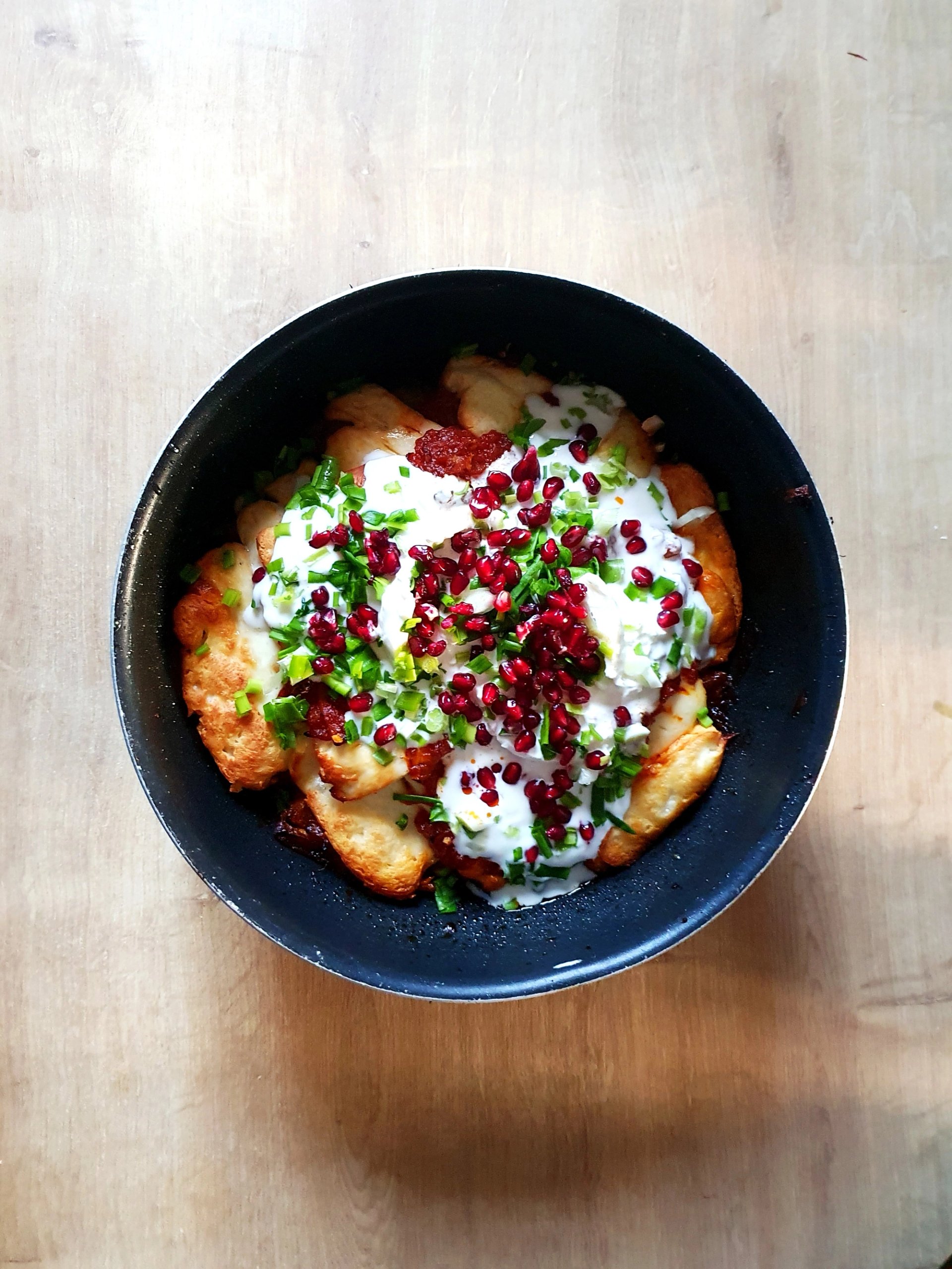 Zapiekanka ziemniaczana z haloumi, burratą i sosem pomidorowym