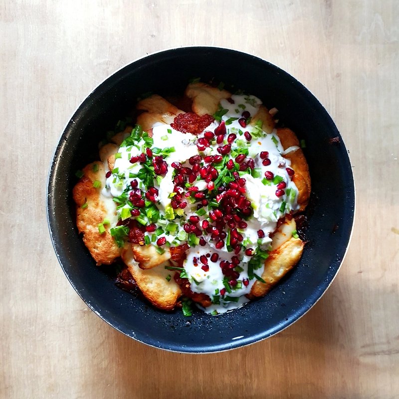 Zapiekanka ziemniaczana z haloumi, burratą i sosem pomidorowym Zapiekanka ziemniaczana z haloumi, burratą i sosem pomidorowym