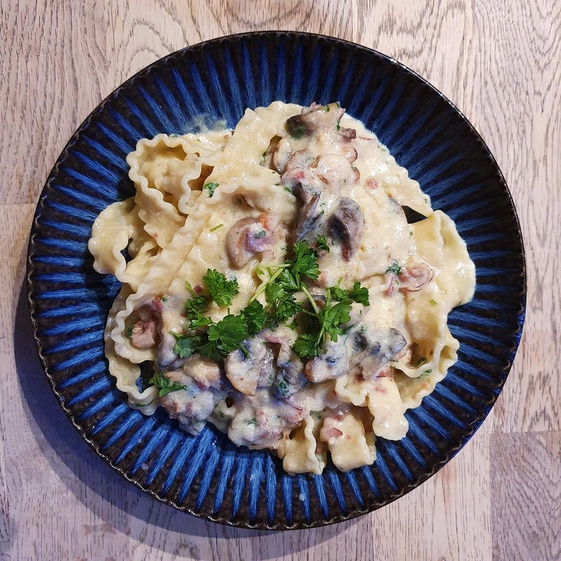 Mafaldine - z boczkiem, pieczarkami, jajkiem i (sorry) śmietaną Mafaldine - z boczkiem, pieczarkami, jajkiem i (sorry) śmietaną