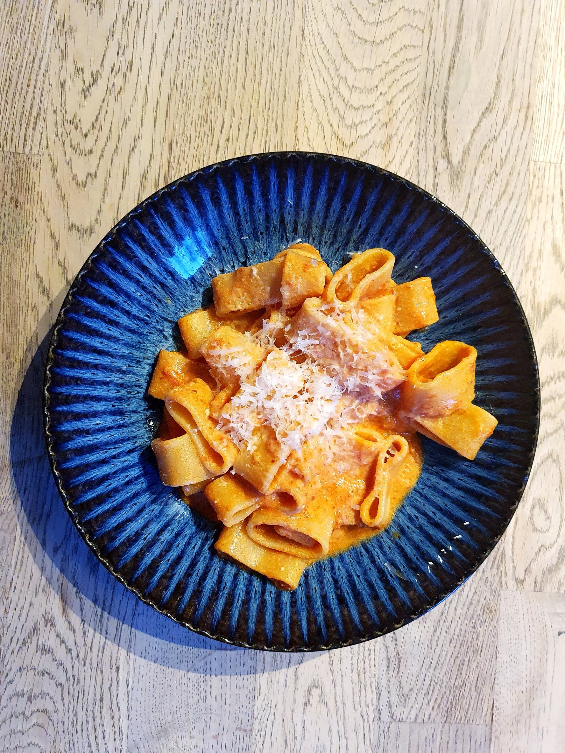 Calamarata, z pomidorową ricottą i parmezanem