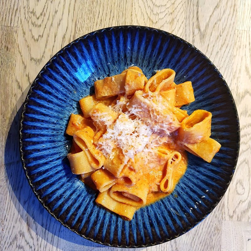 Calamarata, z pomidorową ricottą i parmezanem Calamarata, z pomidorową ricottą i parmezanem
