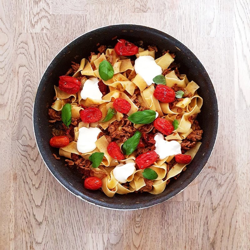 Pappardelle bolognese, z pieczonymi pomidorami, bazylią i śmietaną! Pappardelle bolognese, z pieczonymi pomidorami, bazylią i śmietaną!