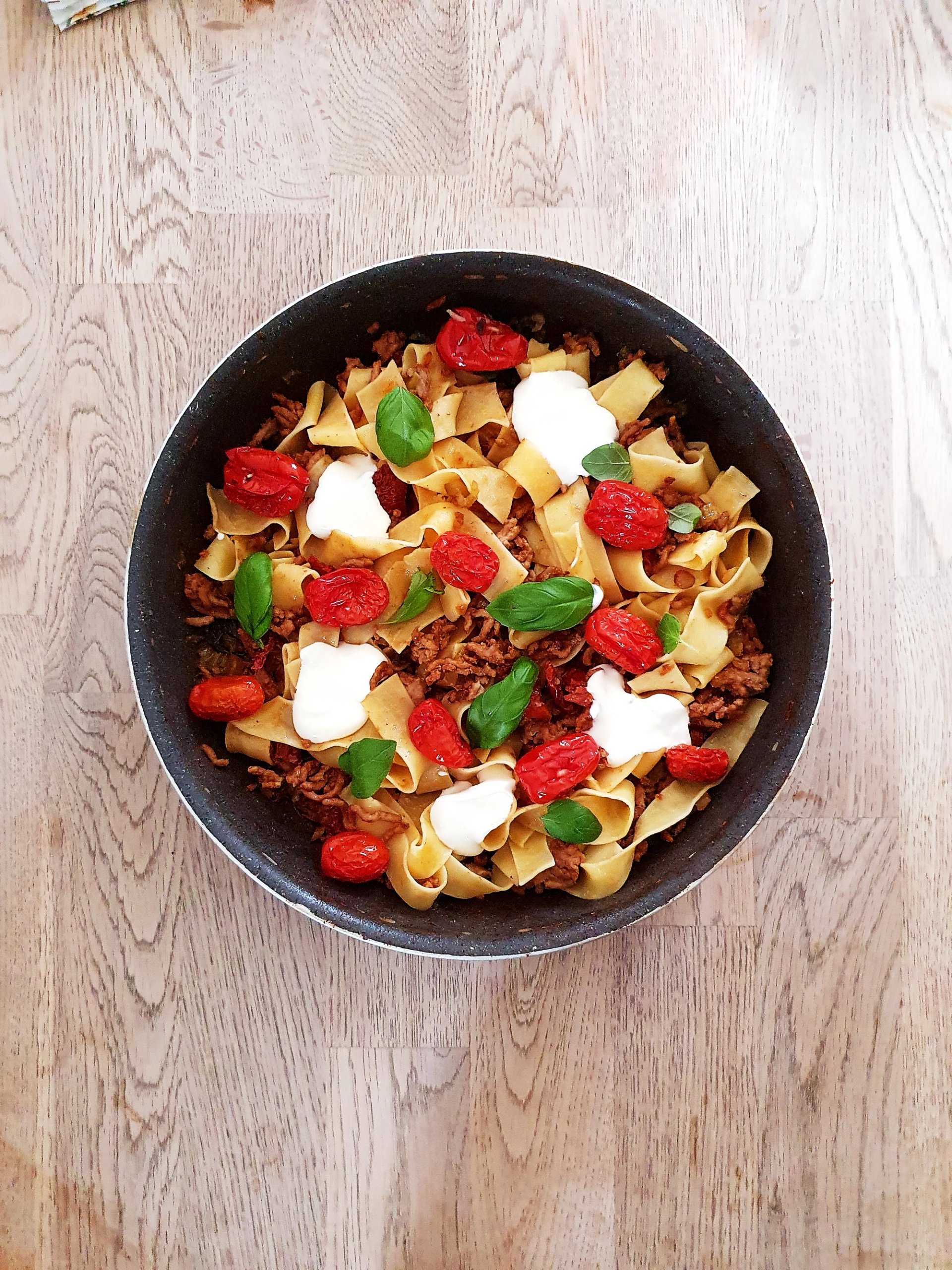 Pappardelle bolognese, z pieczonymi pomidorami, bazylią i śmietaną! Pappardelle bolognese, z pieczonymi pomidorami, bazylią i śmietaną!