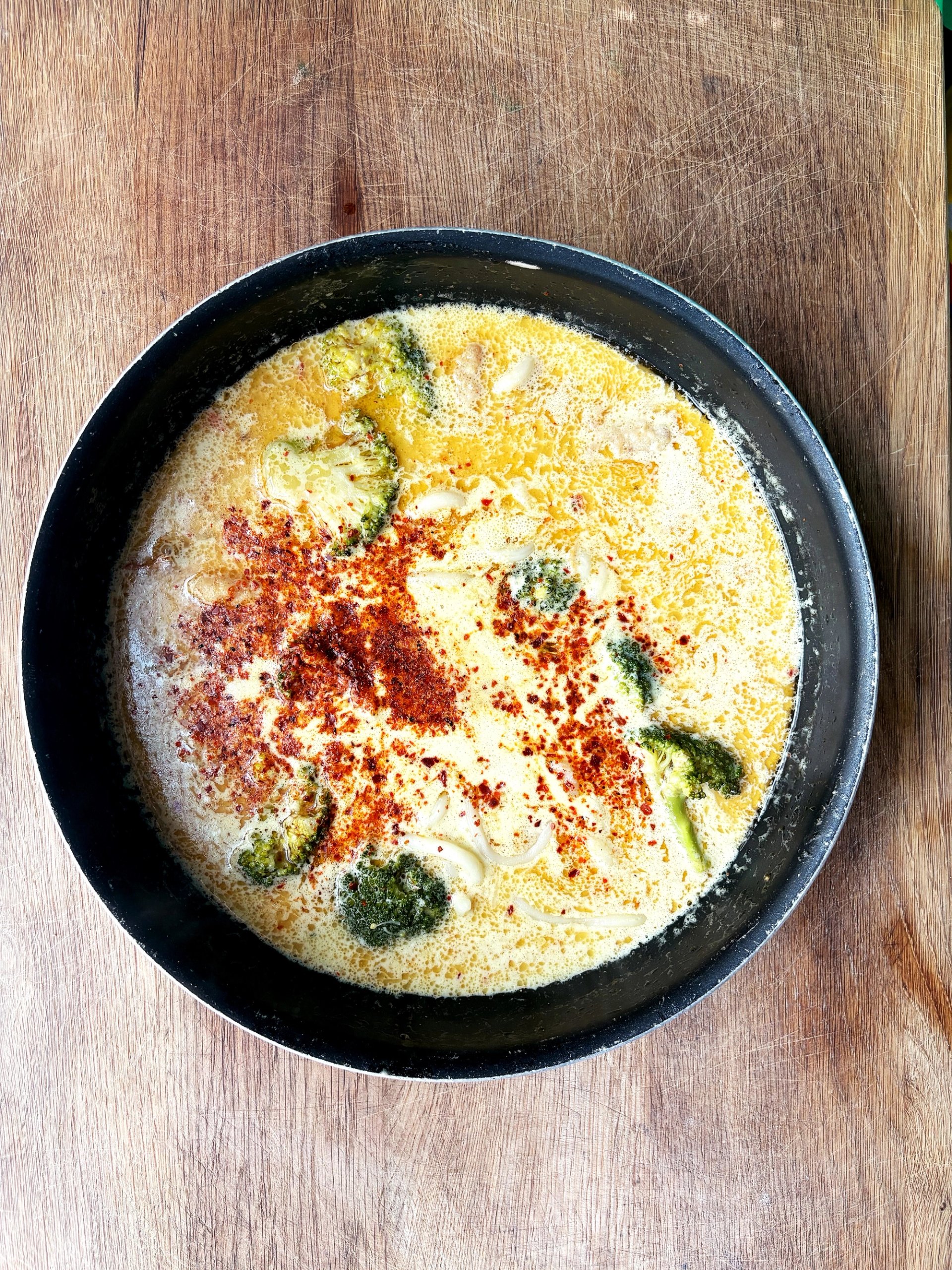 Żółte curry z brokułem, soczewicą i nutą bambusa