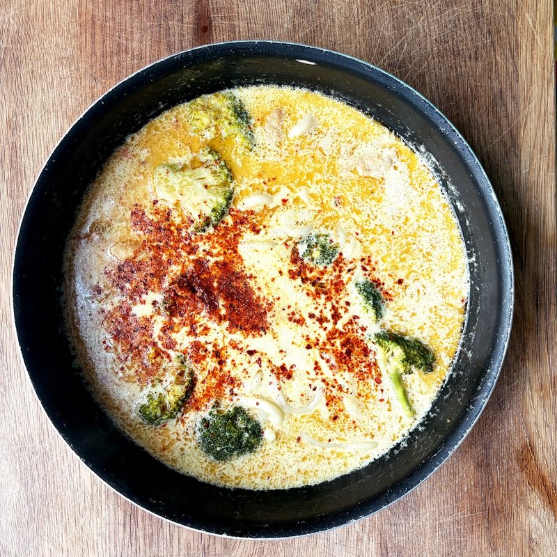 Żółte curry z brokułem, soczewicą i nutą bambusa Żółte curry z brokułem, soczewicą i nutą bambusa