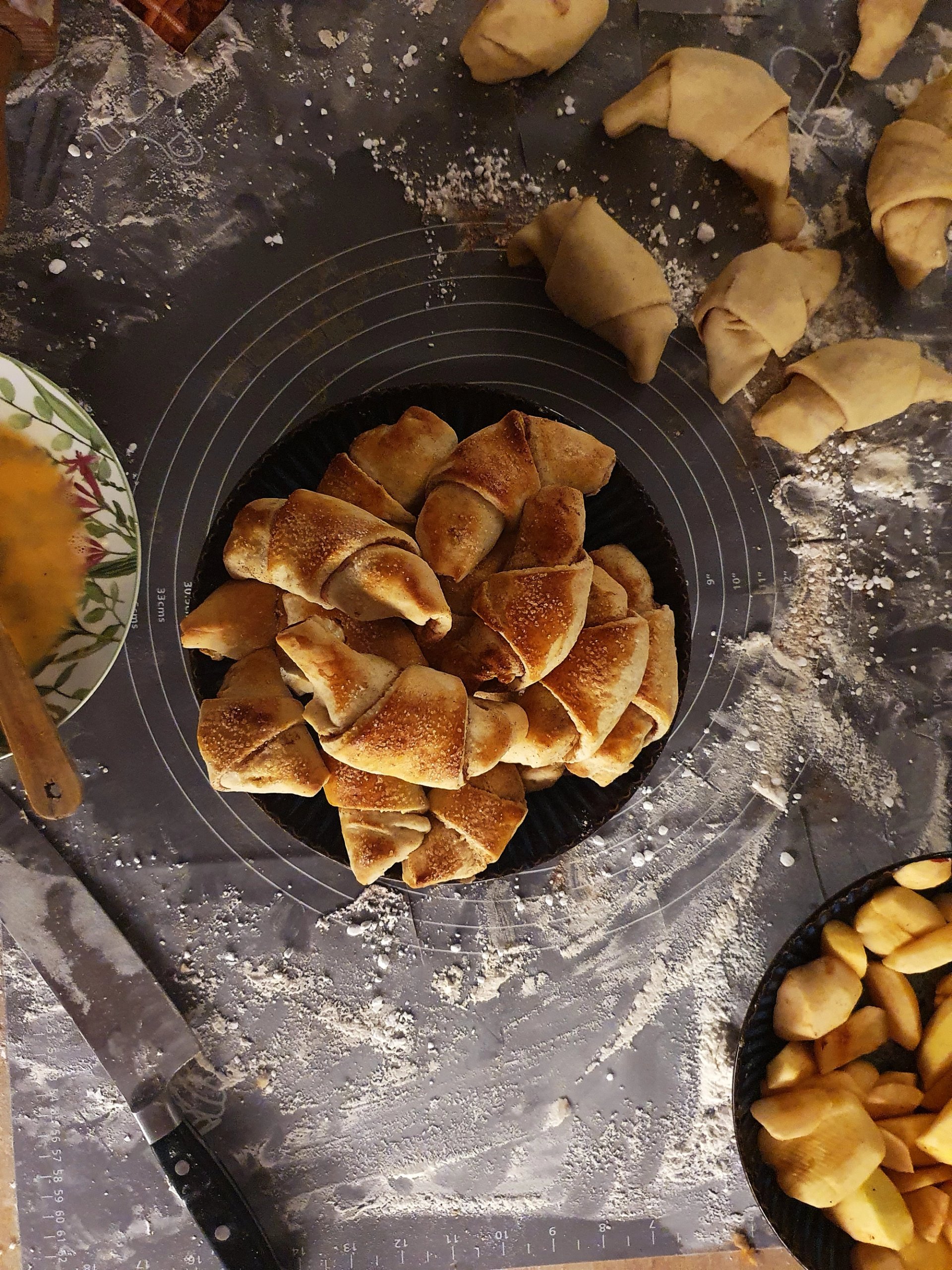 Rogaliki krucho-drożdżowe z jabłkami i cynamonem Rogaliki krucho-drożdżowe z jabłkami i cynamonem