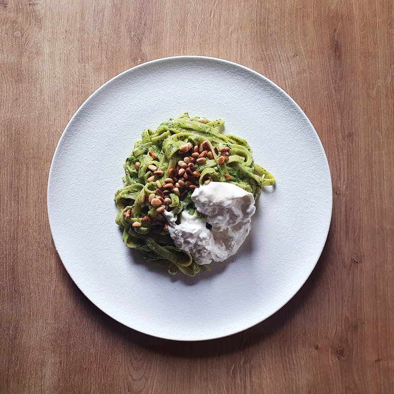 Makaron, z pesto pietruszkowym (z cytryną!) i burratą Makaron, z pesto pietruszkowym (z cytryną!) i burratą
