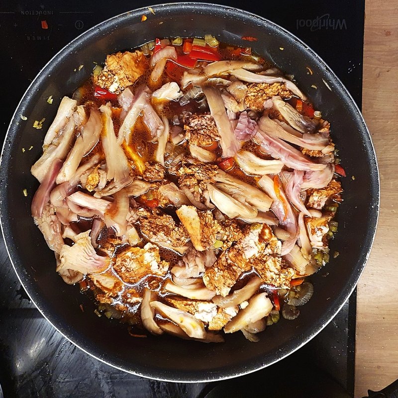 Danie z boczniaków i tofu, na winie Danie z boczniaków i tofu, na winie