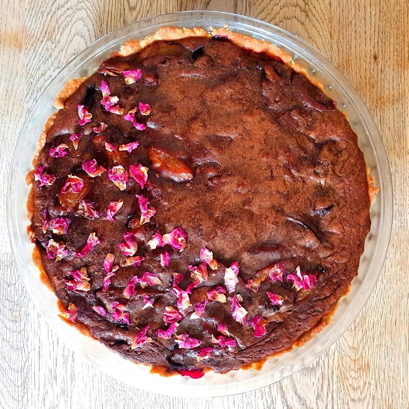 Tarta, z czekoladą, i płatkami róży Tarta, z czekoladą, i płatkami róży