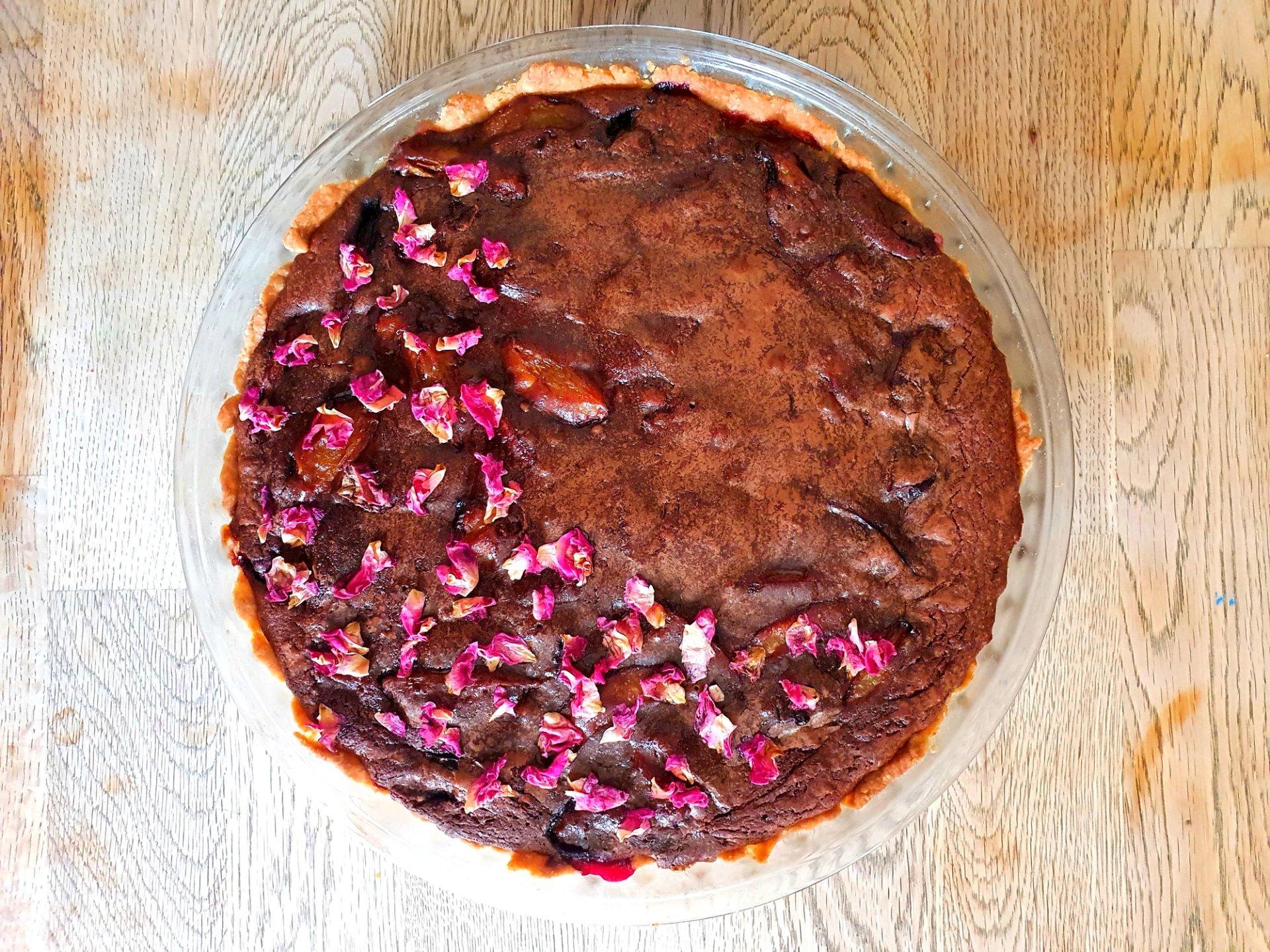 Tarta, z czekoladą, i płatkami róży Tarta, z czekoladą, i płatkami róży
