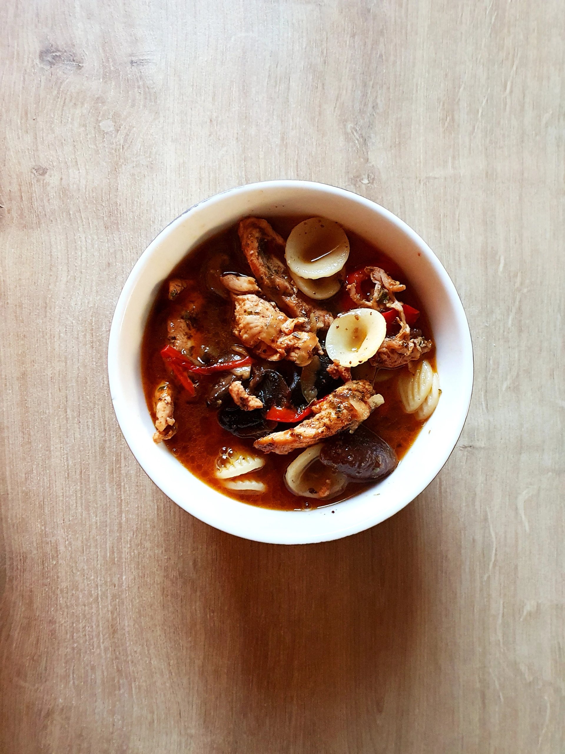 Orechiette, z czosnkowo-imbirowym bulionem i kurczakiem