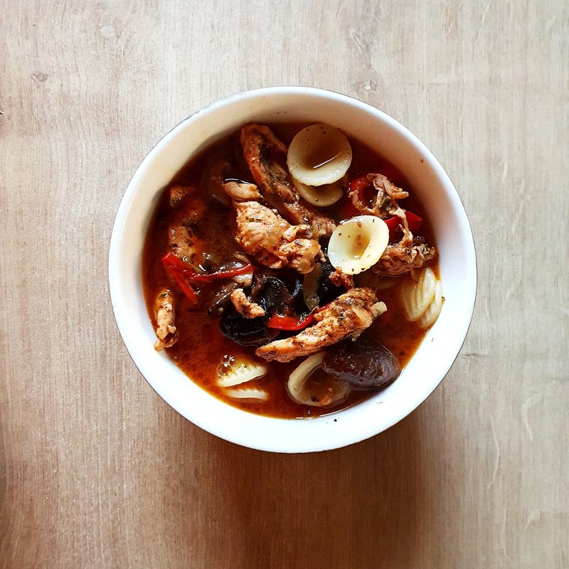 Orechiette, z czosnkowo-imbirowym bulionem i kurczakiem Orechiette, z czosnkowo-imbirowym bulionem i kurczakiem