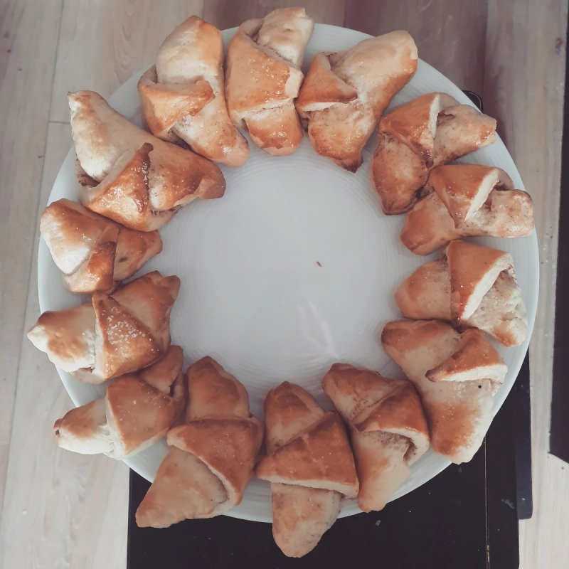 Rogaliki z plasterkami jabłka Rogaliki z plasterkami jabłka