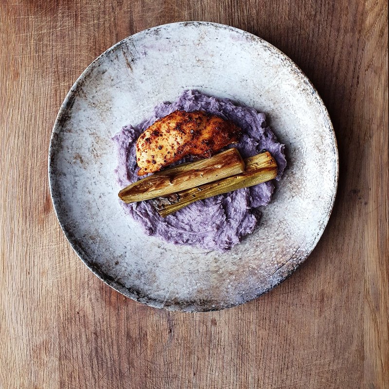Kurczak harissa, z pieczonym porem, na fioletowym puree Kurczak harissa, z pieczonym porem, na fioletowym puree
