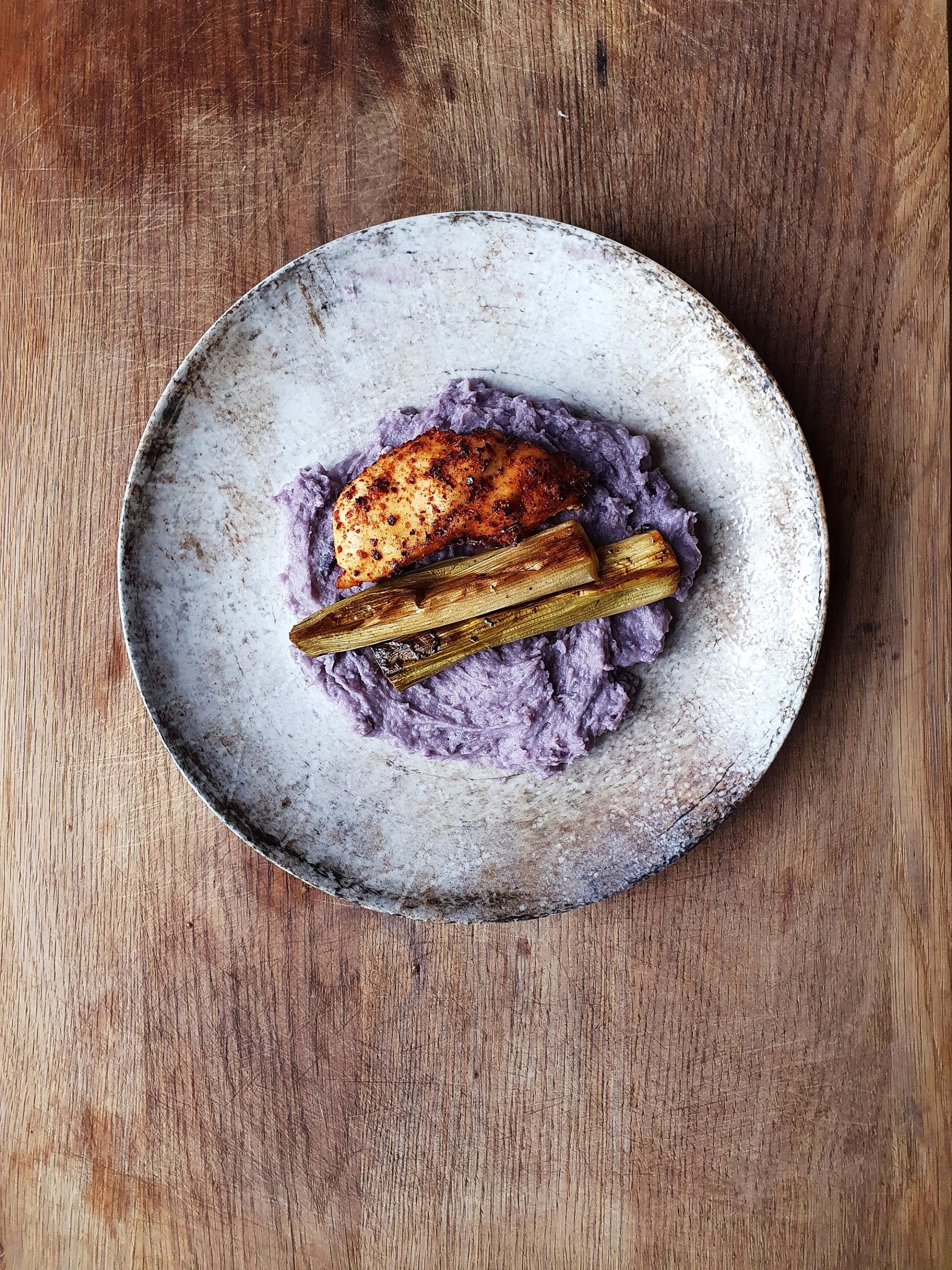 Kurczak harissa, z pieczonym porem, na fioletowym puree Kurczak harissa, z pieczonym porem, na fioletowym puree