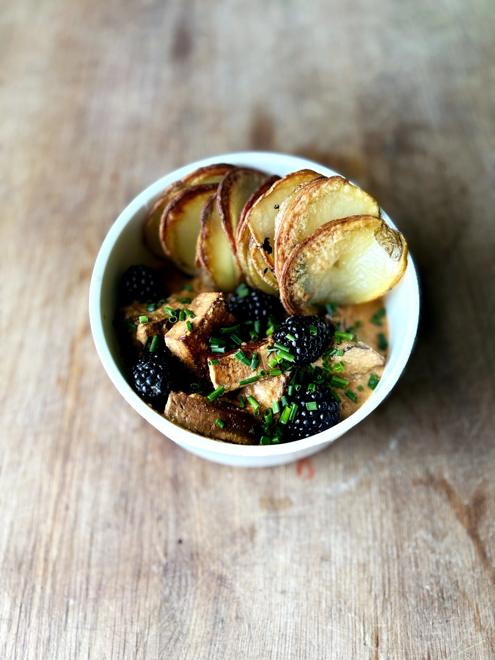 Tofu w maśle orzechowym, z jeżyną Tofu w maśle orzechowym, z jeżyną