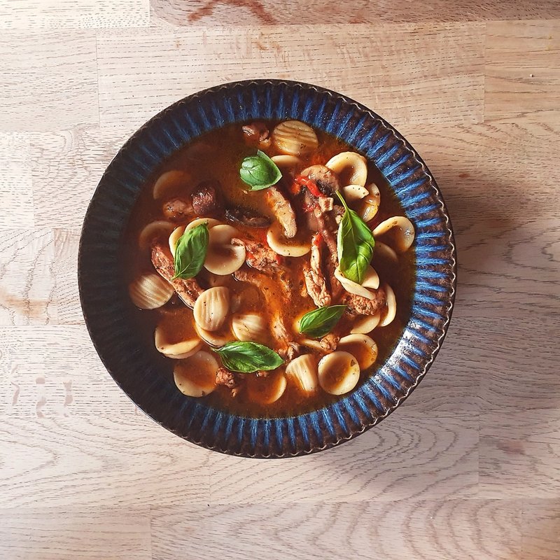 Zupa orechiette, z kurczakiem, pieczarkami i świeżą bazylią Zupa orechiette, z kurczakiem, pieczarkami i świeżą bazylią
