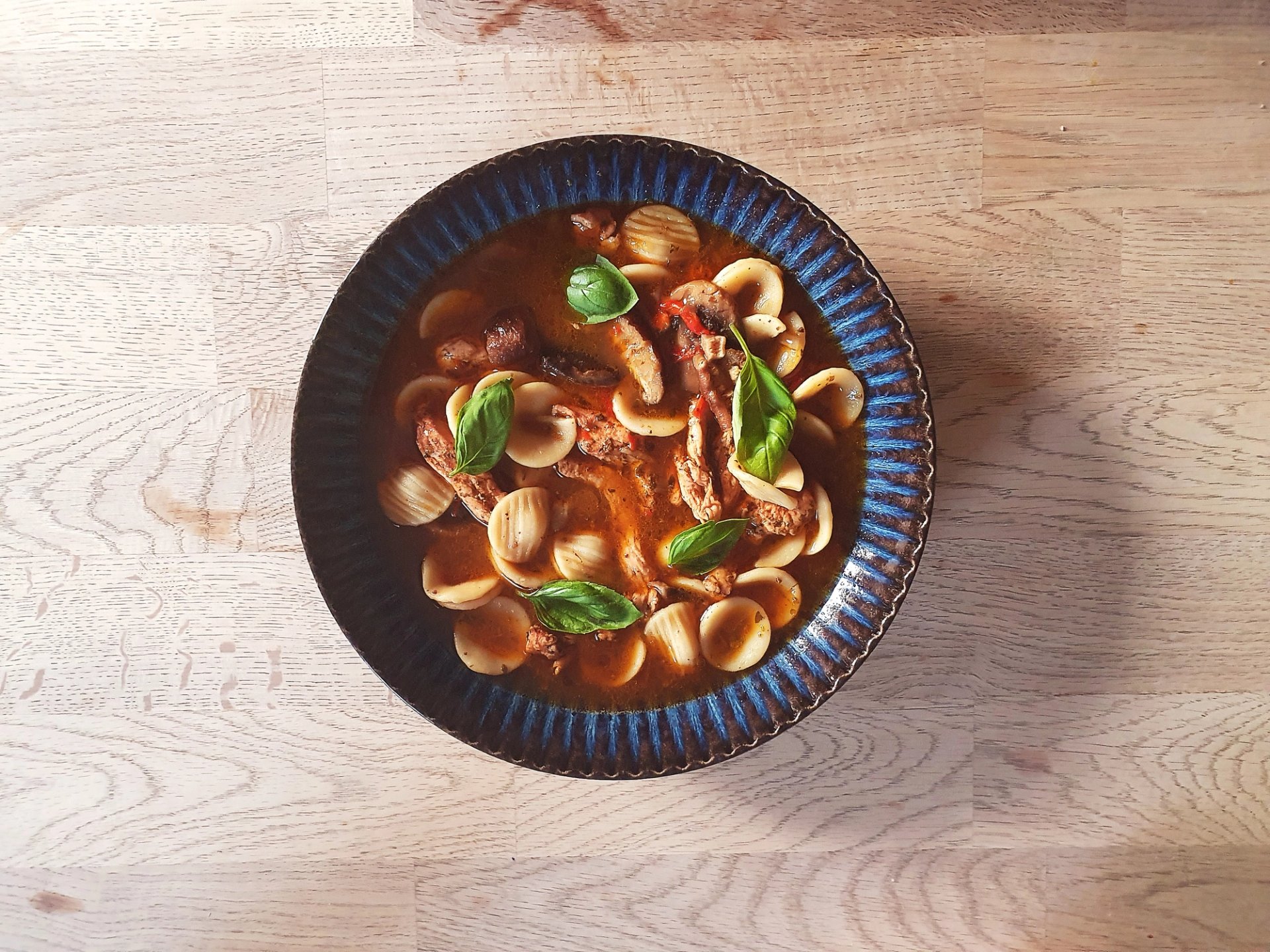Zupa orechiette, z kurczakiem, pieczarkami i świeżą bazylią Zupa orechiette, z kurczakiem, pieczarkami i świeżą bazylią