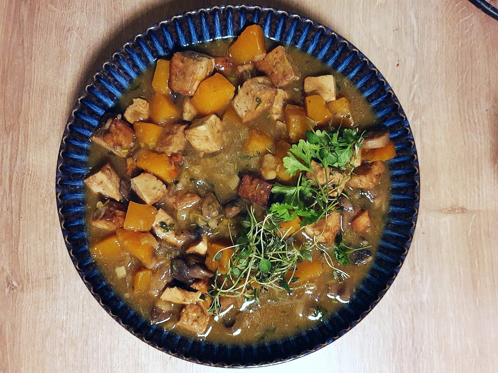 Gulasz z tofu, dyni i pieczarek