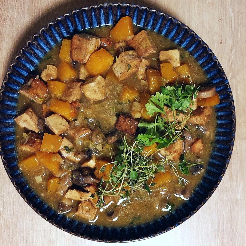 Gulasz z tofu, dyni i pieczarek Gulasz z tofu, dyni i pieczarek