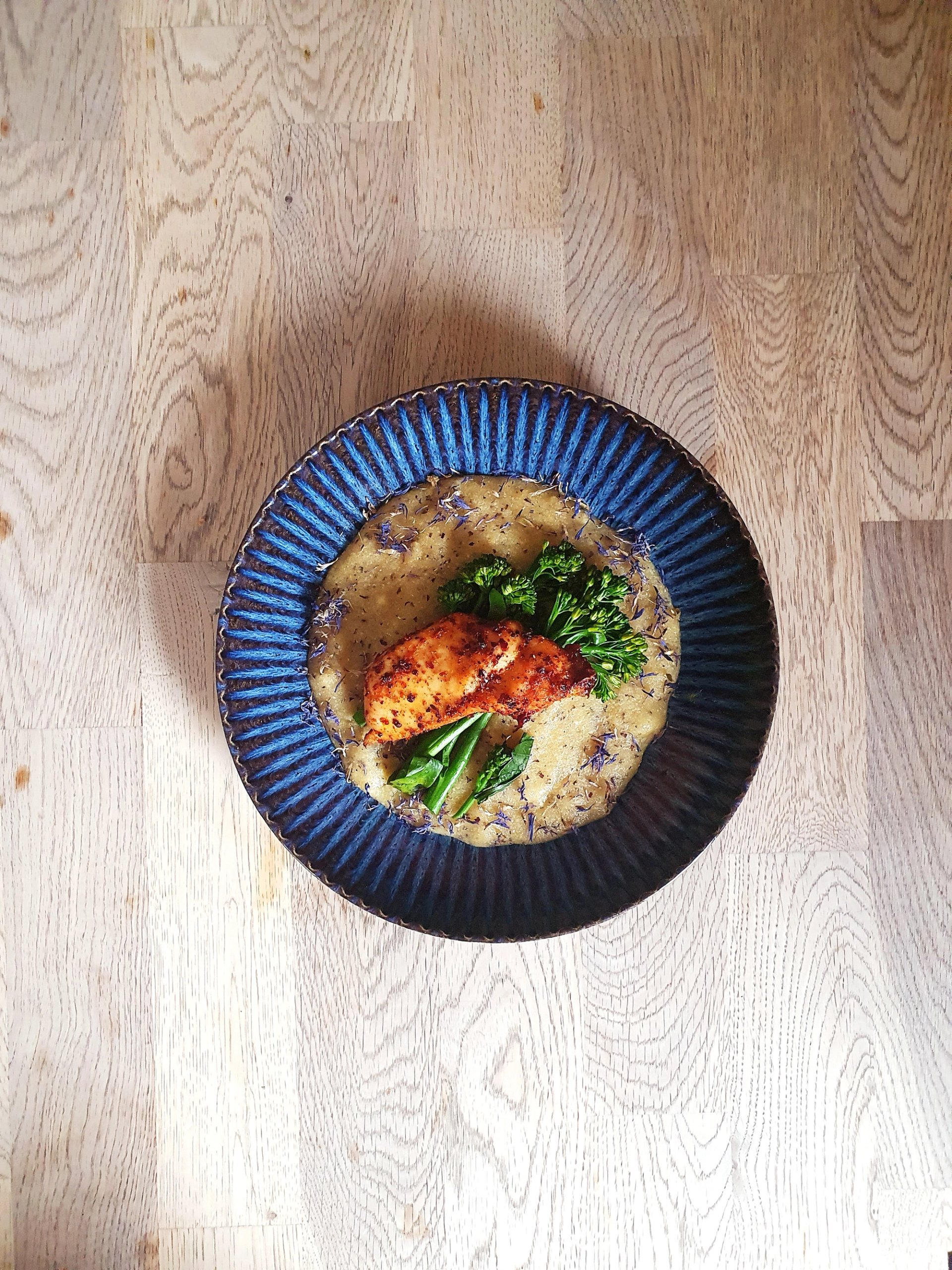 Polenta kukurydziano-gryczana, kurczak, brokuł bimi