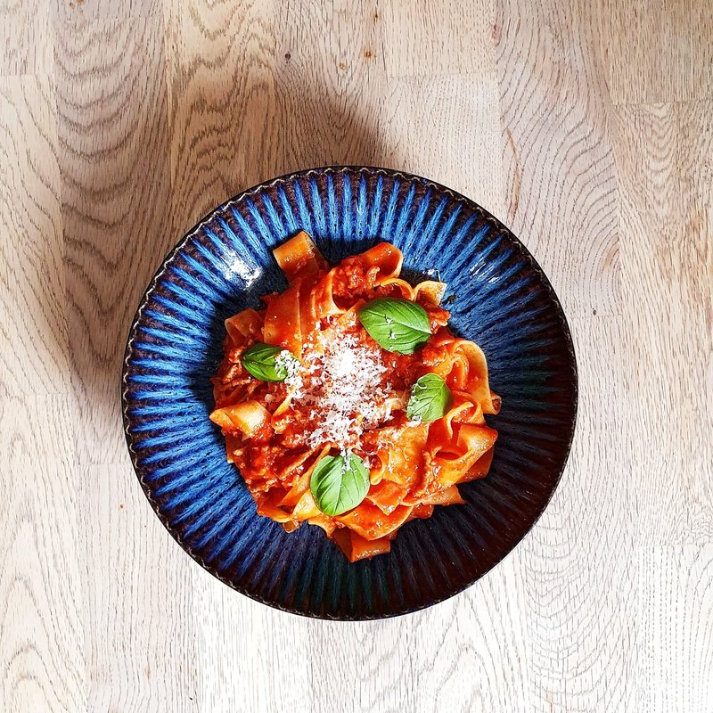 Własne pappardelle, z pomidorami, serem i bazylią Własne pappardelle, z pomidorami, serem i bazylią