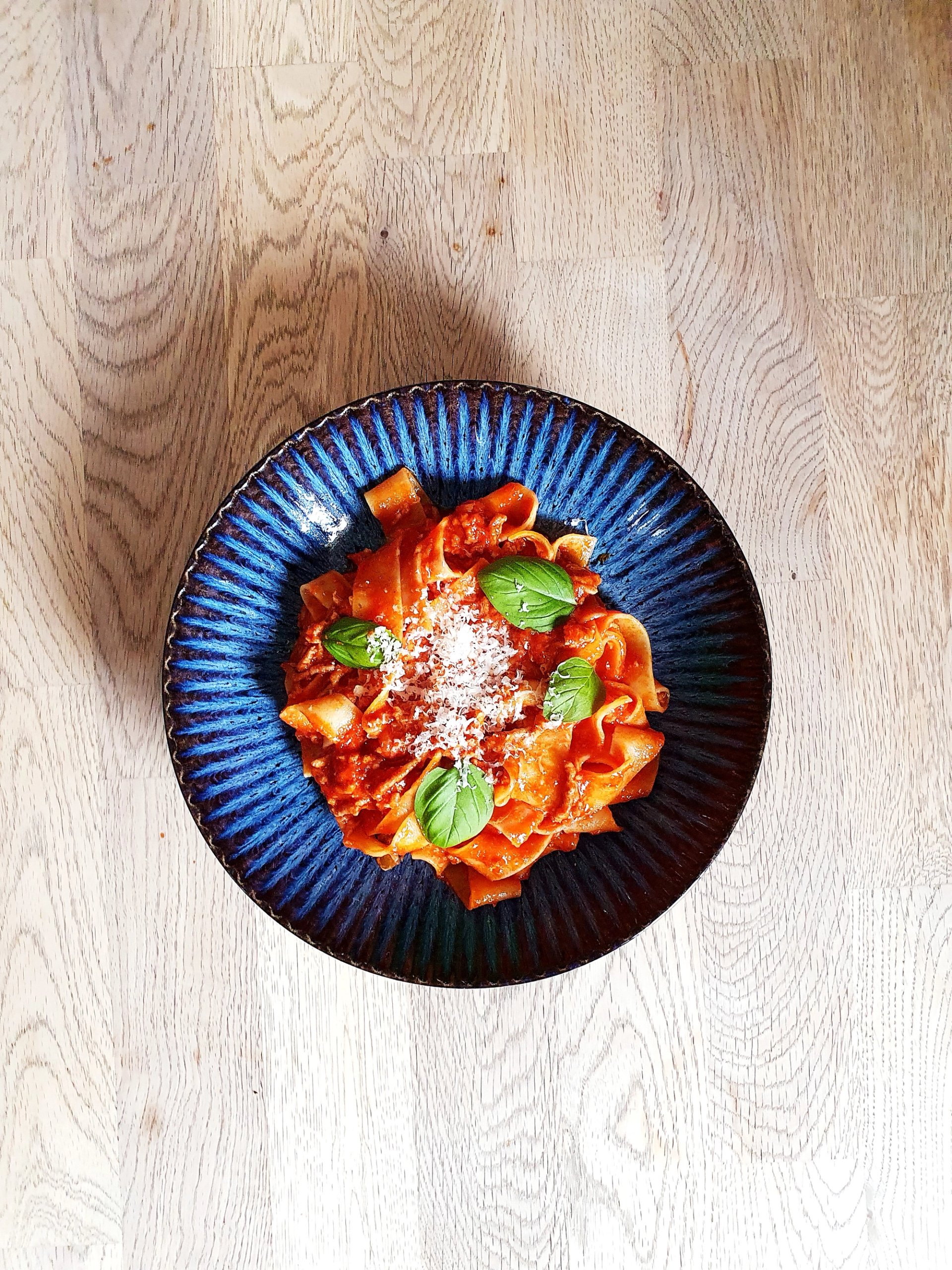 Własne pappardelle, z pomidorami, serem i bazylią Własne pappardelle, z pomidorami, serem i bazylią