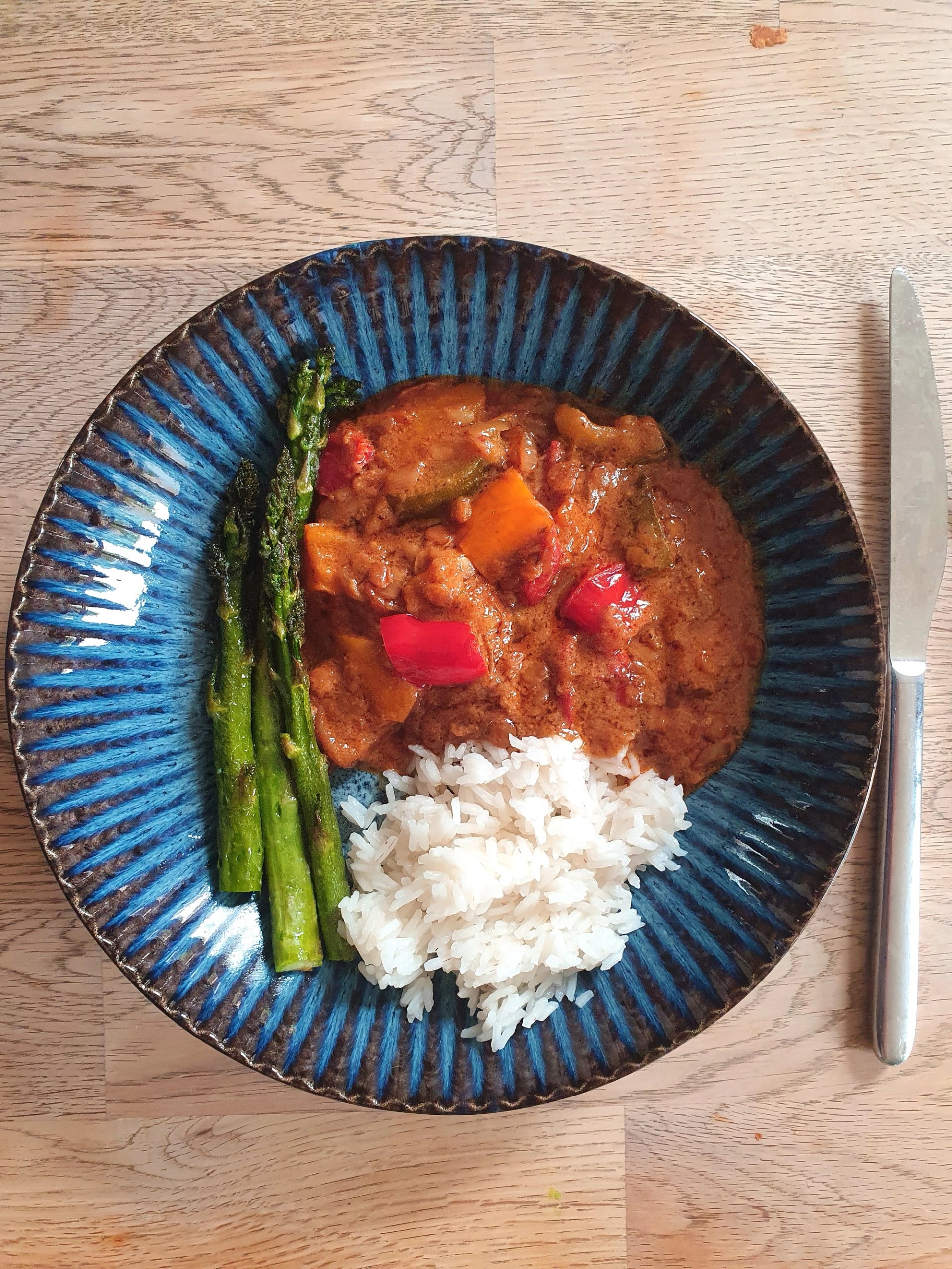 Curry, szparagi, dużo radości w jednej misce