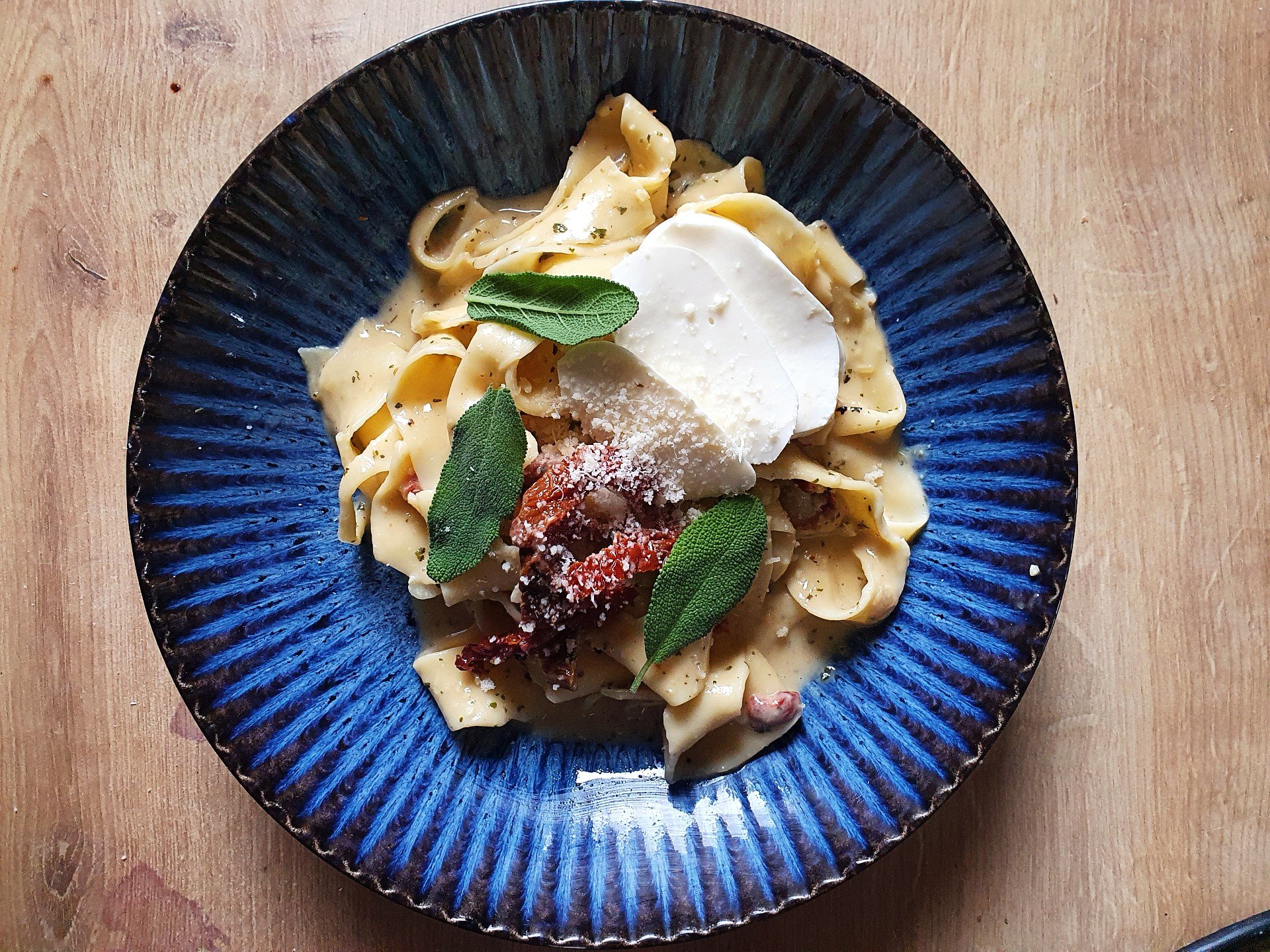 Papardelle, mozarella, szałwia i suszone pomidory - boskie
