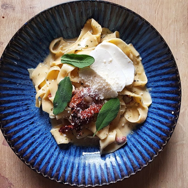 Papardelle, mozarella, szałwia i suszone pomidory - boskie Papardelle, mozarella, szałwia i suszone pomidory - boskie